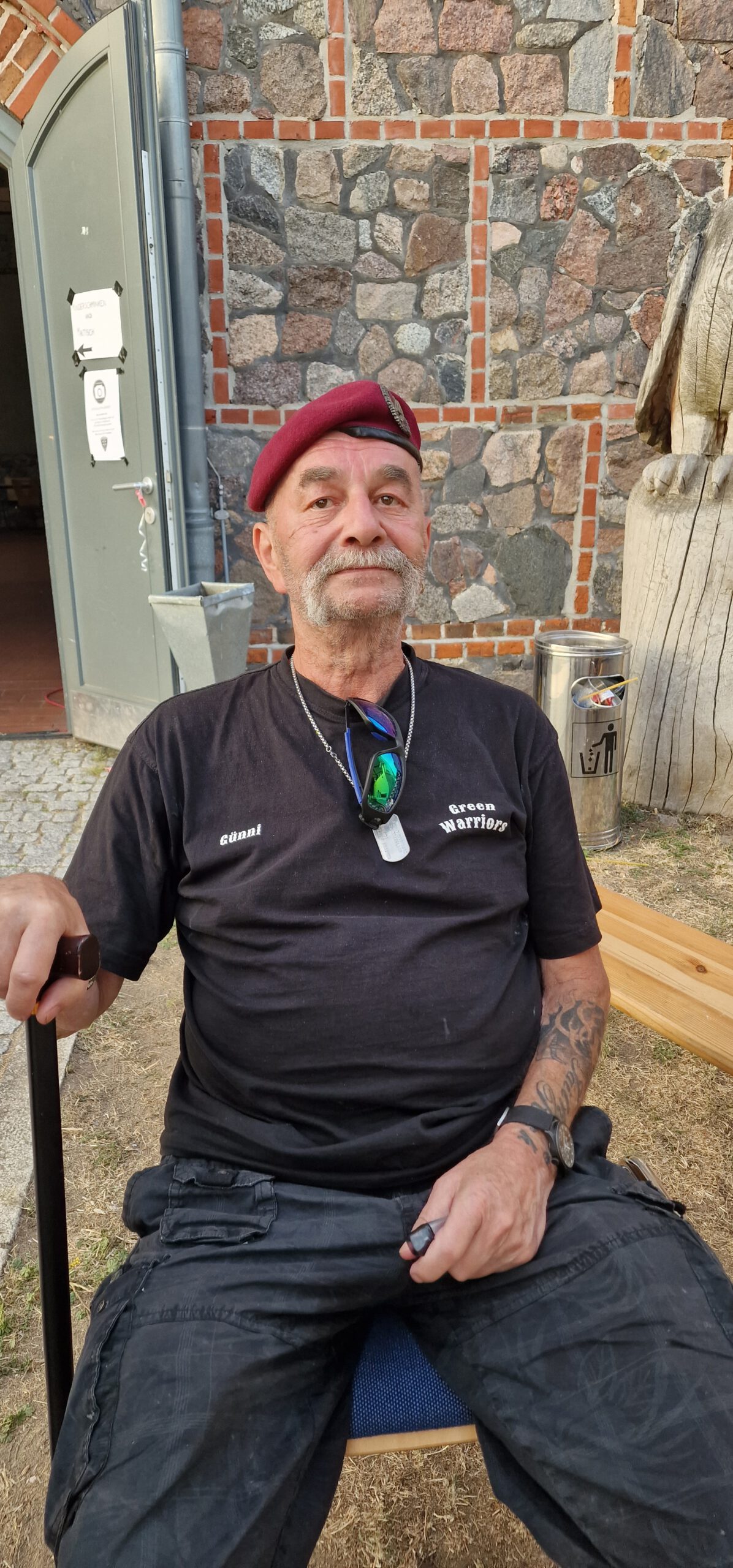 Ehrenmitglied Günther sitzend mit Gehstock